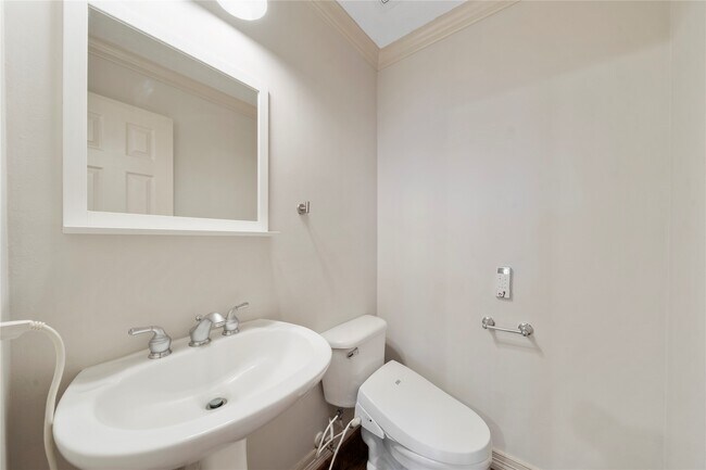 Building Photo - 1515 Hyde Park Blvd