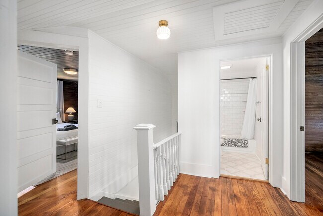 Building Photo - 227 Kershaw St NE