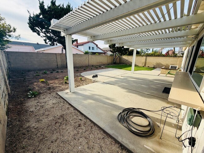 Building Photo - Stylish Single-Story Living in Coveted South Coast Metro