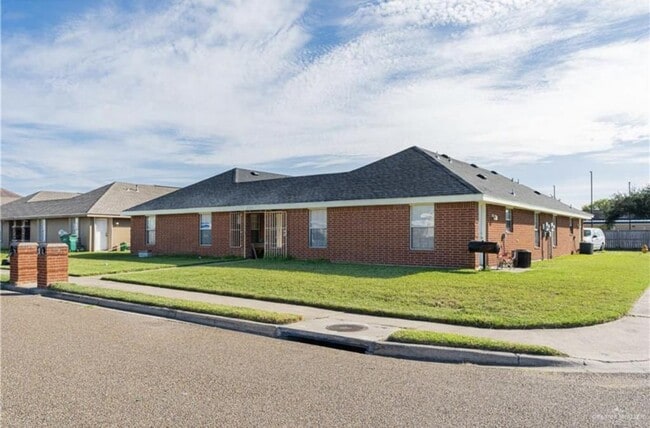 Building Photo - 2100 N Paradise Dr