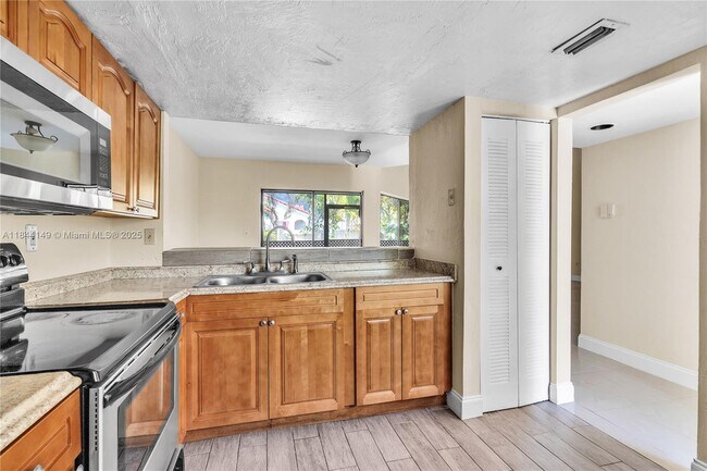 Building Photo - 1612 San Remo Cir