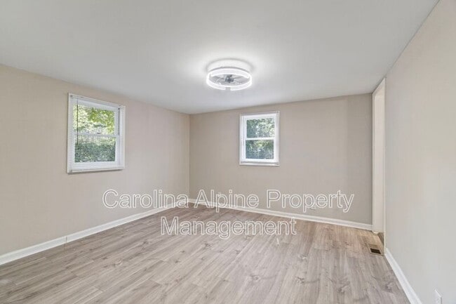 Building Photo - 175 Uphill Dr