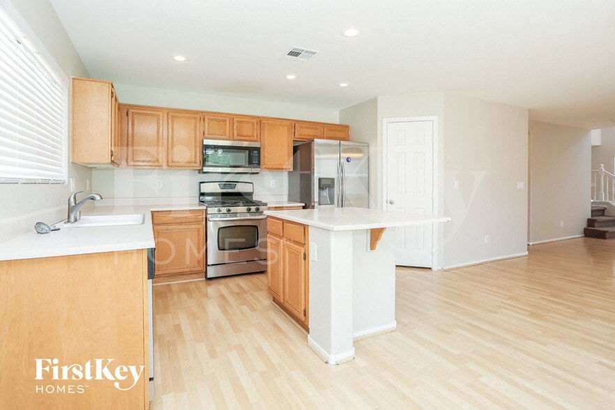 Building Photo - 718 Azure Banks Ave