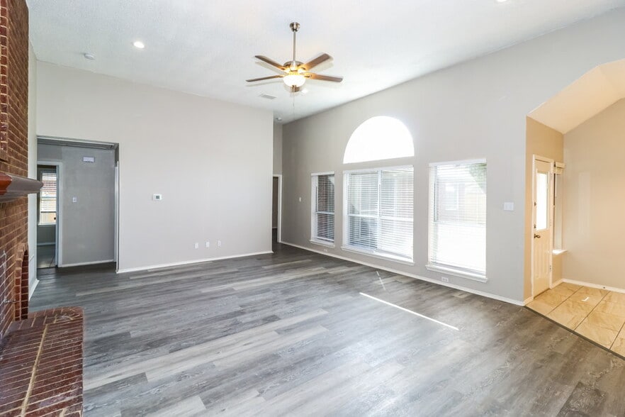 Building Photo - 2407 Springfield Dr