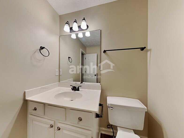 Building Photo - 6028 Woodcreek Dr