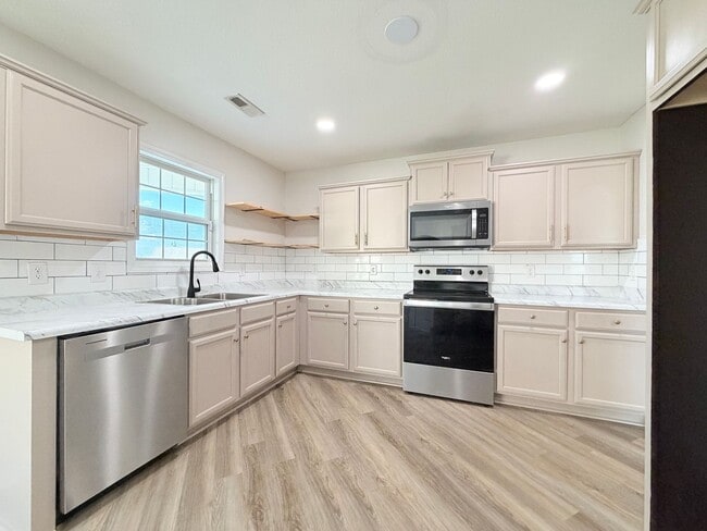 Building Photo - 107 Cavalier Dr