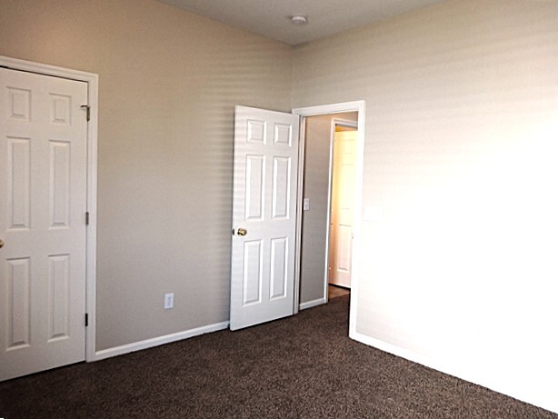 Building Photo - 7303 Coopers Hawk Dr