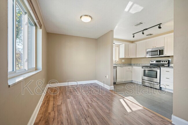 Building Photo - 29 Coulter St