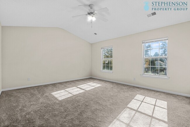 Building Photo - Fully Remodeled in Nov 2025!