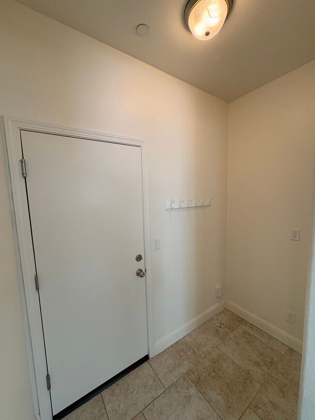 Building Photo - 3 Bedroom Home located NW Visalia!