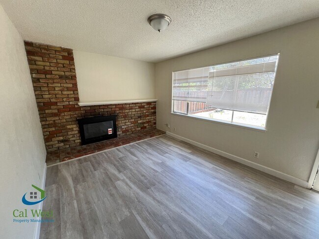 Building Photo - 10600 E Estates Dr
