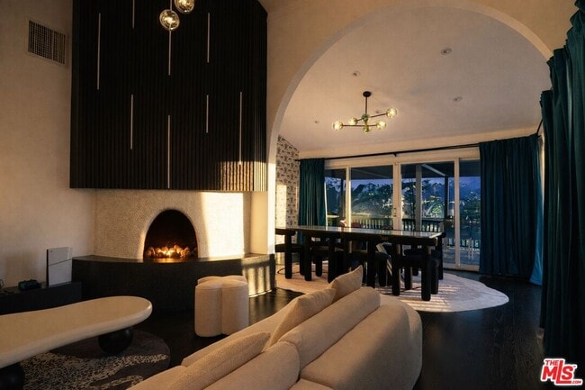 Building Photo - 8810 Hollywood Blvd