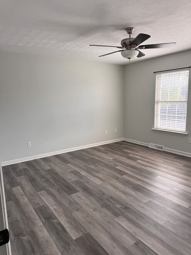 Building Photo - 2 Bedroom || 1.5 Bathroom Townhome