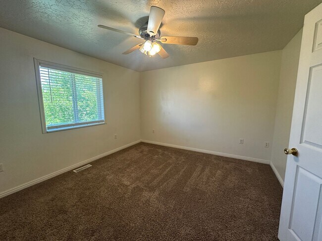 Building Photo - 2 Bed, 1.5 Bath Townhome in the Meadows