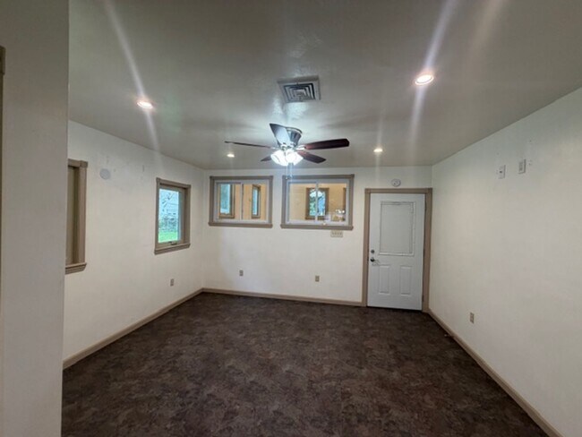 Building Photo - 549 Forest Rd
