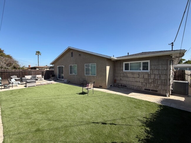 Building Photo - 5 Bedroom 3 Bath Home with a Great Yard!