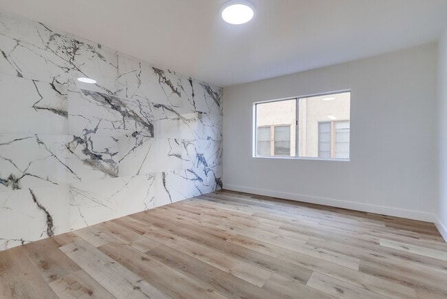 Building Photo - 435 N Oakhurst Dr