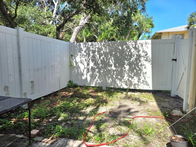 Building Photo - NEW PRICE / N Tamiami Trail / Townhouse