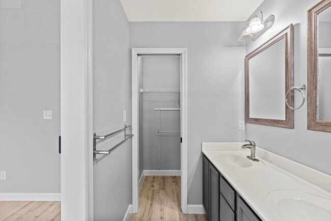 Building Photo - Bridgeport Home with Community Pool!