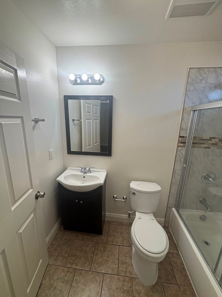 Building Photo - 8848 Orchard Ave