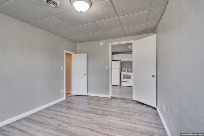Building Photo - 204 Elm St