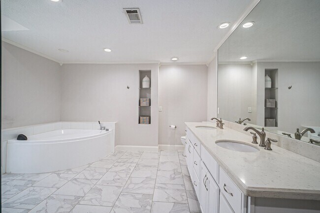 Building Photo - 743 Bison Dr