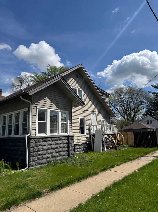 Building Photo - 1401 N Court St