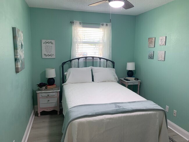 Bedroom # 3 with celing fan, wall mounted TV and closet. - 1301 E Leonard St