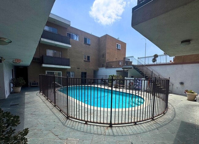 Building Photo - Cute Move-In Ready Studio Apartment