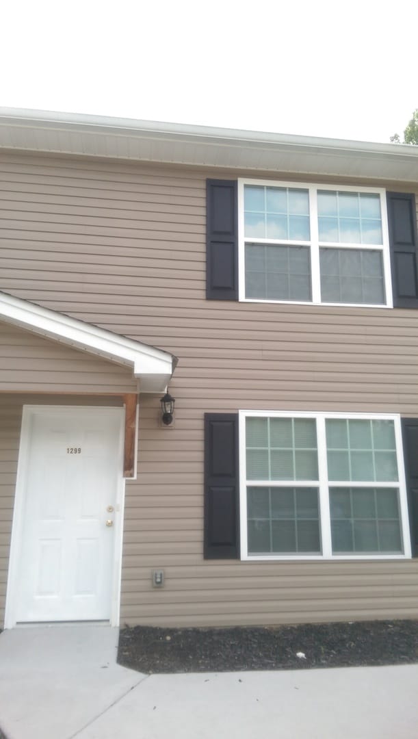 Building Photo - 1299 Pond St SE