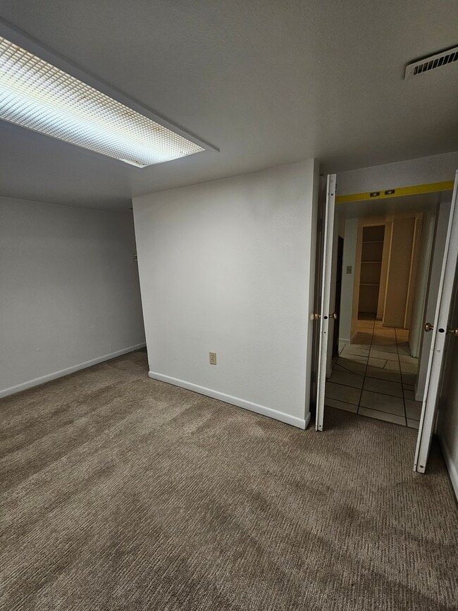 Building Photo - r1319LBP