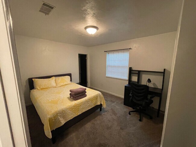 Building Photo - MOVE IN SPECIAL!! Super Cute 2 bedroom townhome!