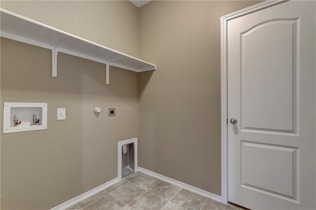 Building Photo - 7928 Bassano Dr