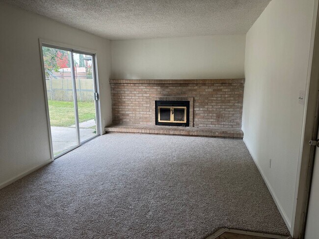 Building Photo - HOUSE FOR RENT