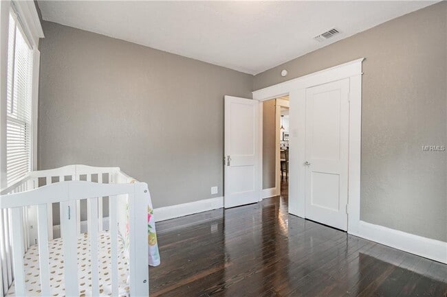 Building Photo - "Charming 3-Bed, 2-Bath Gem in Tampa's Heart - 1244 Sq Ft of Comfort Awaits!"