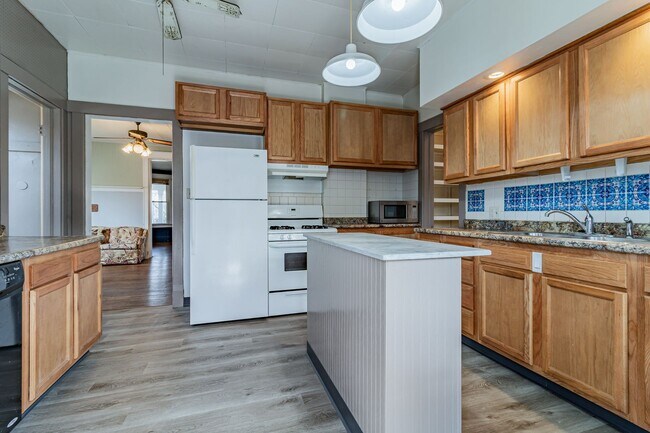 Building Photo - 5 bedroom, 2 bath home, close to U of I, MTD lines, local shopping & dining!! - Available August ...