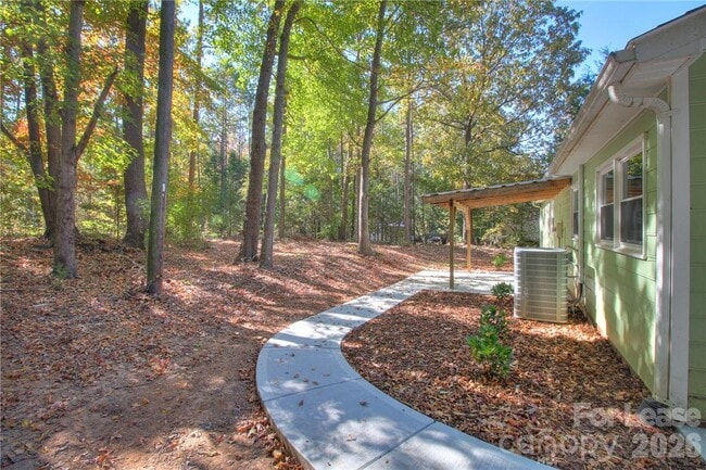 Building Photo - 1300 Sharon Dr