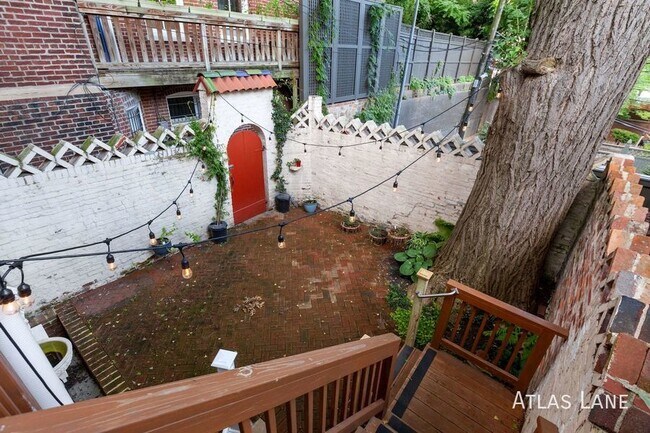 Building Photo - Professionally Managed & Recently Renovate...