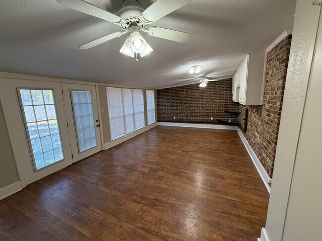 Building Photo - 5127 Parklane Dr