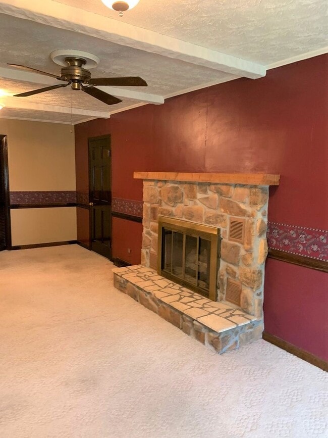 Building Photo - 3 Bedroom / 2 Bath Brick Home Johnson City...