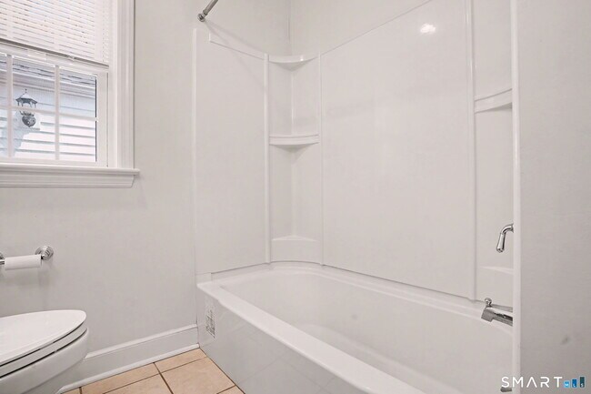 Building Photo - 32 Crescent Dr