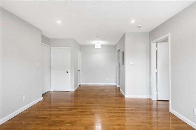 Building Photo - 11 Schubert St