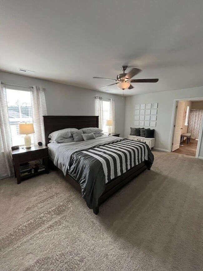 Building Photo - Discover this spacious 4-bedroom, 2.5-bath home in Winnabow, NC