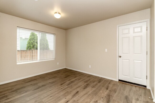 Building Photo - 1360 Sinclair Dr