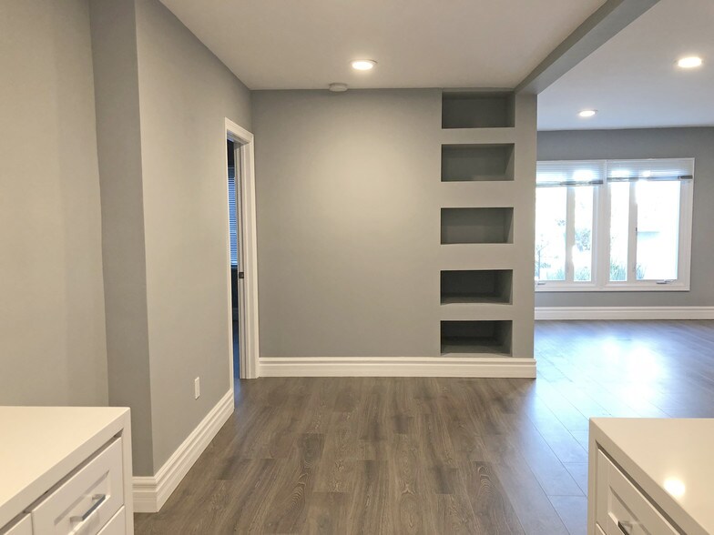 Building Photo - 402 S Robertson Blvd