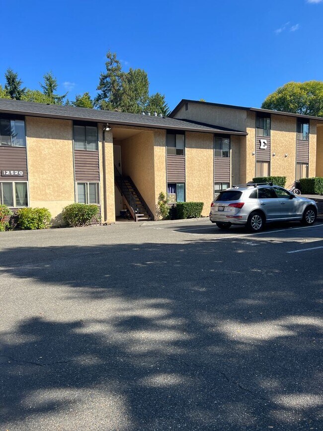 Building Photo - Newly renovated 2 bed x 1 bath on top floor in Kirkland!