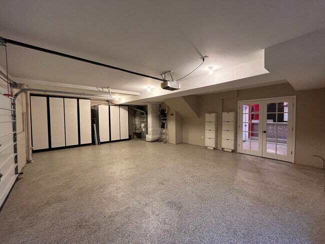 Building Photo - Immaculate 4 bedroom, 3.5 bathroom, tri-level Home in Tigard!! Expansive Views, Office space, Gam...