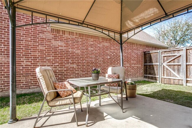 Building Photo - Immaculate home on a beautifully landscaped lot, tandem garage, plenty of storage!