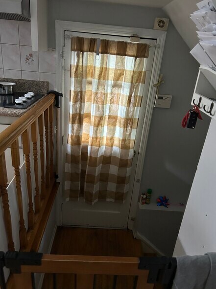 Side entrance - 12 Williamson St
