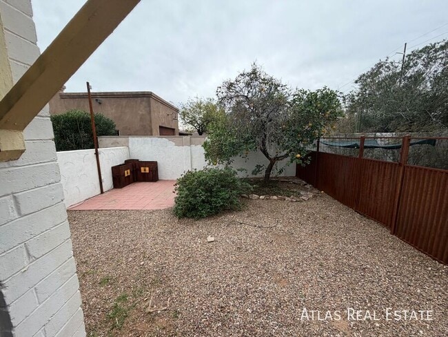 Building Photo - 2730 N Martin Ave